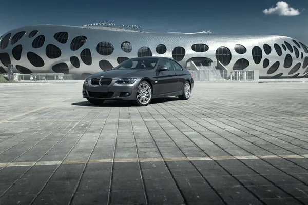 Coche BMW Coupe E92 de pie en el estacionamiento vacío sett cerca de edificio moderno en el día —  Fotos de Stock