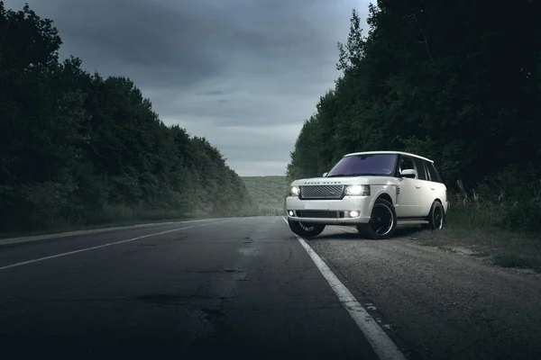 Coche blanco de pie en camino de asfalto — Foto de Stock