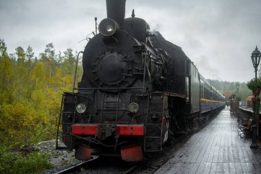 Ruskeala Parkı 'ndaki eski moda buhar treni.