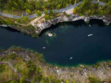 Kuzey Rusya, Karelia Cumhuriyeti 'ndeki Ruskeala Doğa Rezervi' ndeki Mermer Kanyon 'a insansız hava aracı görüntüsü