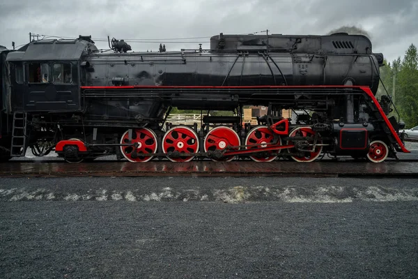 Alte Retro Oldtimer Dampflok Auf Bahnsteigstation Ruskeala Park lizenzfreie Stockfotos