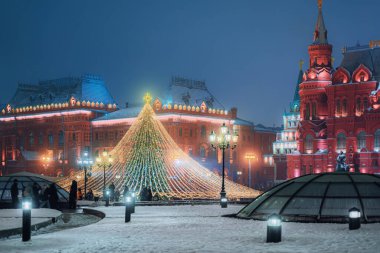 Moskova 'da Noel ağacı, gece Rusya' da. Manezhnaya Meydanı. Şehir caddesi tatil için dekore edilmiş.