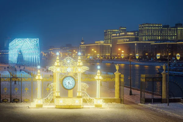 Grote Verlichte Klok Decoratie Buurt Van Ingang Van Gorky Park — Stockfoto