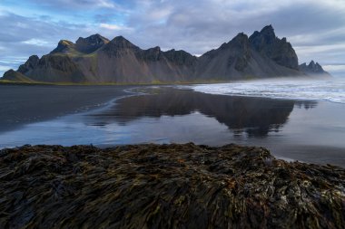 Sabah Doğu İzlanda 'daki Stoksnes Burnu' nda Vestrahorn Dağı.