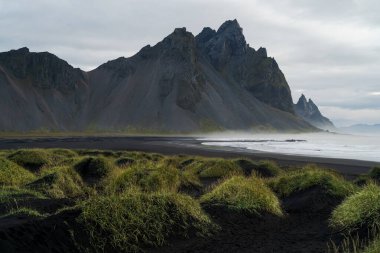 Sabah Doğu İzlanda 'daki Stoksnes Burnu' nda Vestrahorn Dağı.