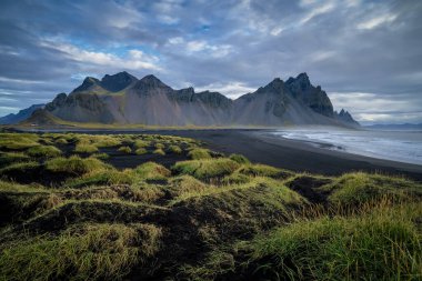 Sabah Doğu İzlanda 'daki Stoksnes Burnu' nda Vestrahorn Dağı.