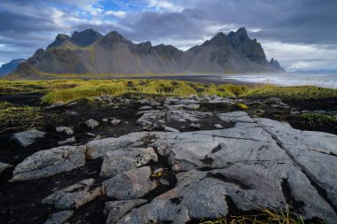Sabah Doğu İzlanda 'daki Stoksnes Burnu' nda Vestrahorn Dağı.