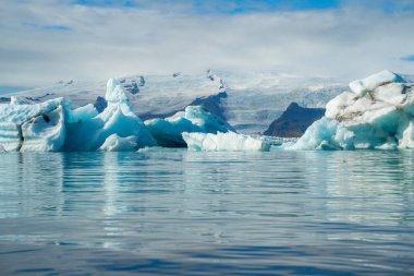 Doğu İzlanda 'daki Jokulsarlon Buzul Gölü. Sudaki buzdağı