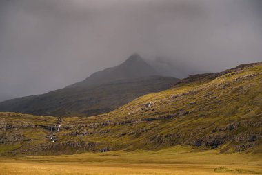 İzlanda 'nın güzel doğa dramatik manzarası. Sıcak tonlu filtre