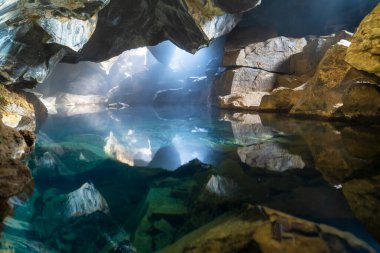 Kuzeydoğu İzlanda 'da Myvatn Gölü yakınlarındaki Grjotagja Mağarası