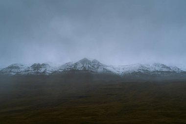 İzlanda 'nın güzel doğa dramatik manzarası. Alçak bulutlar, dağlarda sis