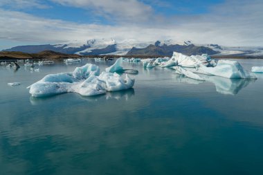 Doğu İzlanda 'daki Jokulsarlon Buzul Gölü. Sudaki buzdağı