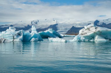 Doğu İzlanda 'daki Jokulsarlon Buzul Gölü. Sudaki buzdağı