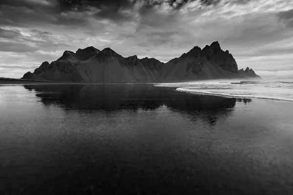 Das Vestrahorn Kap Stokksnes Ost Island Morgen Schwarz Weiße Tonung lizenzfreie Stockbilder