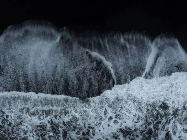 Abstrakter Hintergrund Der Natur Drohnenbild Von Schwarzem Sandstrand Und Meereswellen lizenzfreie Stockfotos