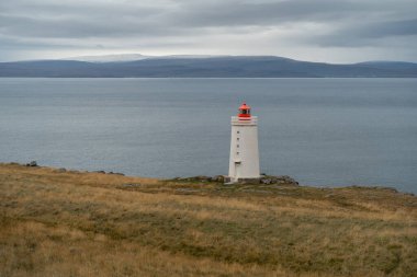 Kuzeybatı İzlanda 'da okyanus kıyısındaki uçurumda deniz feneri.