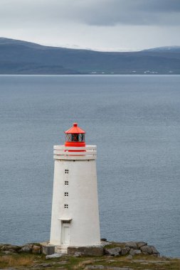 Kuzeybatı İzlanda 'da okyanus kıyısındaki uçurumda deniz feneri.