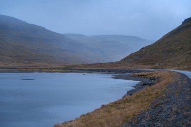 Batı Fjords ya da The Westfjords Kuzey İzlanda 'da bir bölgedir. Dramatik karamsar gökyüzü doğa manzarası