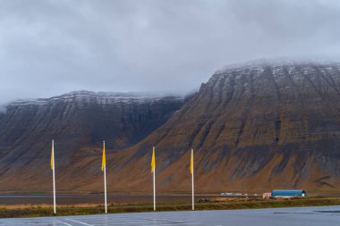 Batı Fjords ya da The Westfjords, İzlanda 'nın kuzey kesiminde Isafjordur yakınlarında yer alan bir bölge. Dramatik karamsar gökyüzü doğa manzarası. Dağlarda alçak bulutlar