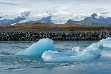 Doğu İzlanda 'daki Jokulsarlon Buzul Gölü. Sudaki buzdağı