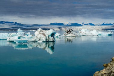 Doğu İzlanda 'daki Jokulsarlon Buzul Gölü. Sudaki buzdağı