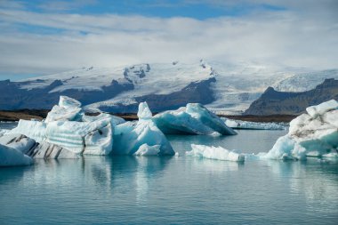 Doğu İzlanda 'daki Jokulsarlon Buzul Gölü. Sudaki buzdağı