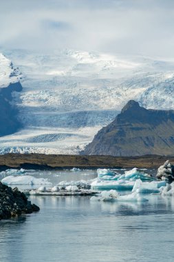Doğu İzlanda 'daki Jokulsarlon Buzul Gölü. Sudaki buzdağı