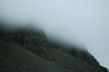 İzlanda 'nın güzel doğa dramatik manzarası. Alçak bulutlar, dağlarda sis. Soğuk tonlu filtre