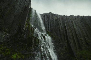 Doğu İzlanda 'da bazalt sütunlu Studlafoss şelalesi