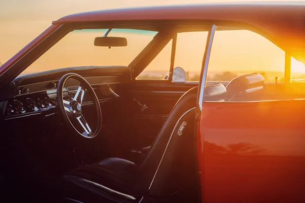 Rode Retro Vintage Spier Auto Interieur Dashboard Stuurwiel Zitplaatsen Bij — Stockfoto