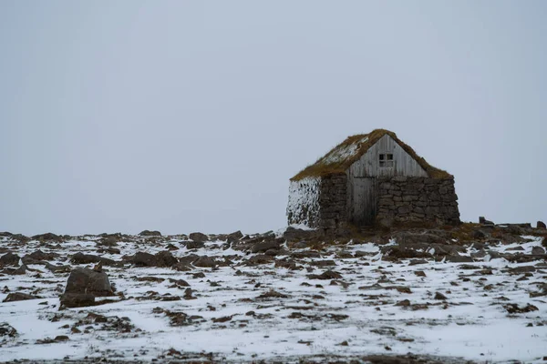 Island Reisen Isländische Schneelandschaft Bei Tag Verlassenes Steinhaus Aus Holz — Stockfoto