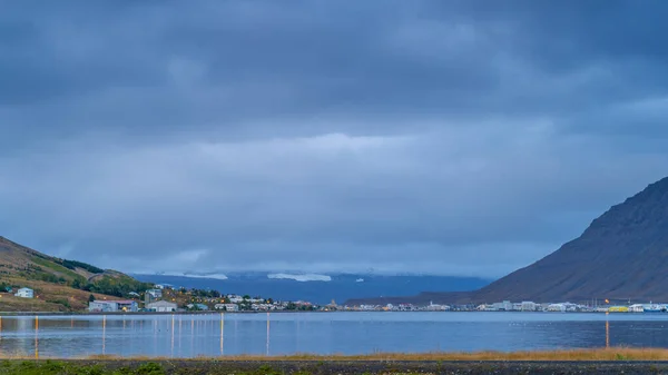 ウェストフィヨルド West Fjords またはウェストフィヨルド Westfajords アイスランド北部のアイスランド地方 劇的な気分の空の自然景観 山の低い雲 — ストック写真