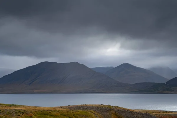 西フィヨルド West Fjords または西フィヨルド Westfajords はアイスランド北部の地域である 劇的な気分の空の自然景観 山の低い雲 — ストック写真