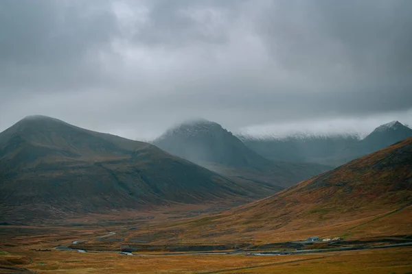 西フィヨルド West Fjords または西フィヨルド Westfajords はアイスランド北部の地域である 劇的な気分の空の自然景観 — ストック写真