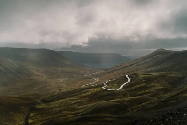 在冰岛北部的西峡湾或西峡湾地区蜿蜒弯道 多姿多彩的天空自然景观 — 图库照片