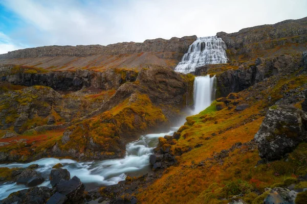 アイスランド北部のウェストフィヨルド地域のDynjandiまたはFjallfoss滝 美しい自然アイスランドの風景 — ストック写真