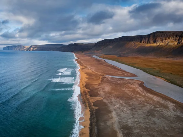 Plaża Raudisandur Czerwonym Piaskiem Widok Lotu Ptaka Drona Fiordów Zachodnich — Zdjęcie stockowe
