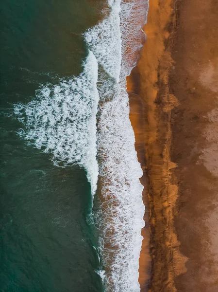 海の波と赤砂のビーチへの空中ビュー 青い海の水の背景 — ストック写真