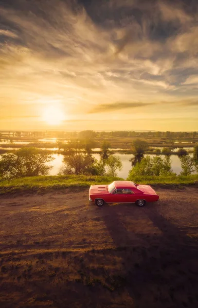 Rojo Retro Clásico Muscle Car Carretera Cerca Del Río Atardecer —  Fotos de Stock