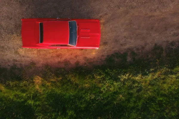 Rojo Retro Clásico Muscle Car Carretera Atardecer Vista Desde Arriba —  Fotos de Stock