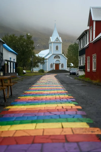 Rainbow Δρόμο Και Seydisfjardarkirkja Εκκλησία Στην Πόλη Seydisfjordur Στην Ανατολική — Φωτογραφία Αρχείου