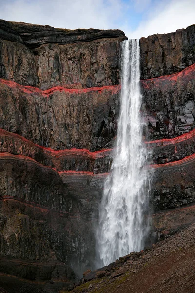 Hengifosský Vodopád Krajiny Východním Islandu Červené Vrstvy Jílu Mezi Čedičovými — Stock fotografie