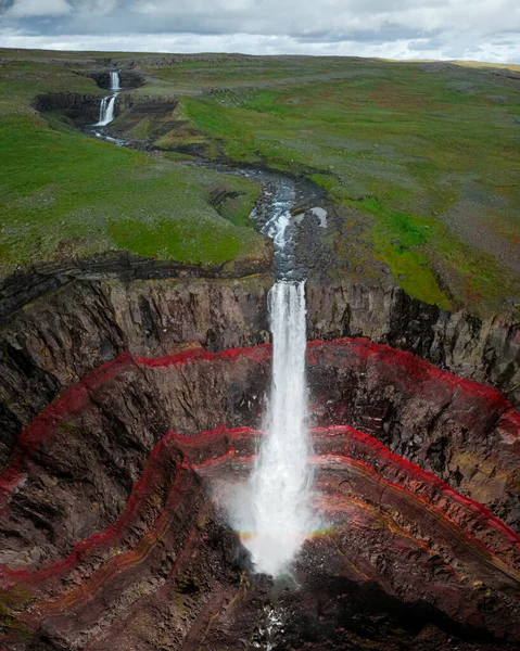 Vista Aérea Del Paisaje Cascada Hengifoss Islandia Capas Rojas Arcilla —  Fotos de Stock