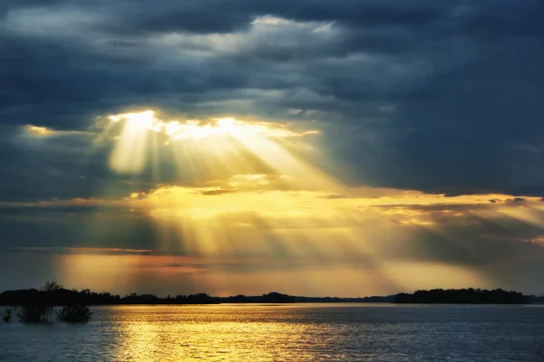 Небесные лучи солнца на реке — стоковое фото