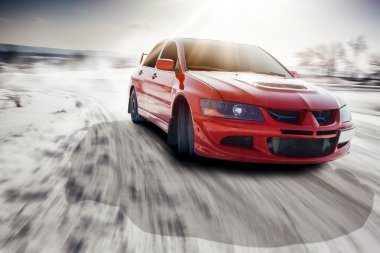 Hızlı sürücü araba hız yol seferinde kış mitsubishi lancer evolution üzerinde