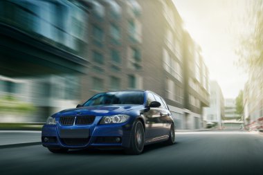 Hızlı sürücü mavi bmw araba hız şehir de yol