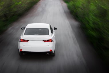 Araba lexus hızlı hızlı asfalt yolda sürücü.