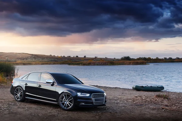 Nehir ve gün batımı yaz audi teknede yakın araba