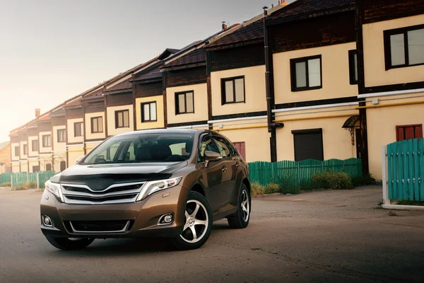 Car and houses toyota venza — Stock Photo, Image