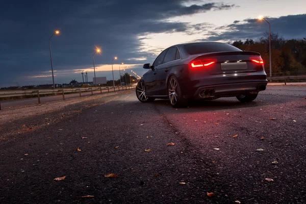 Audi coche estancia en la ciudad en la carretera —  Fotos de Stock